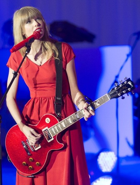 Taylor Swift at Westfield London Christmas Lights Ceremony — photo 186