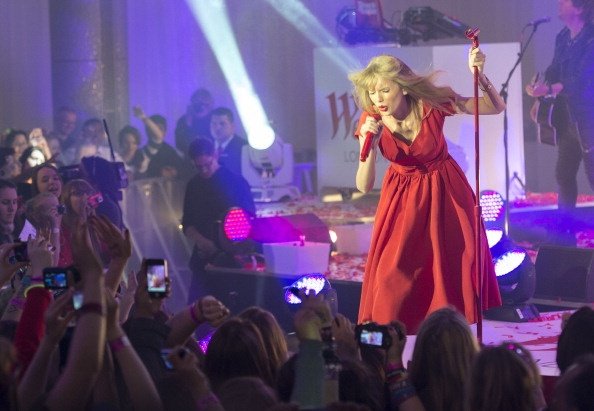 Taylor Swift at Westfield London Christmas Lights Ceremony — photo 190