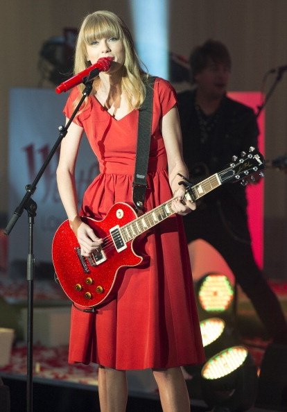 Taylor Swift at Westfield London Christmas Lights Ceremony — photo 197