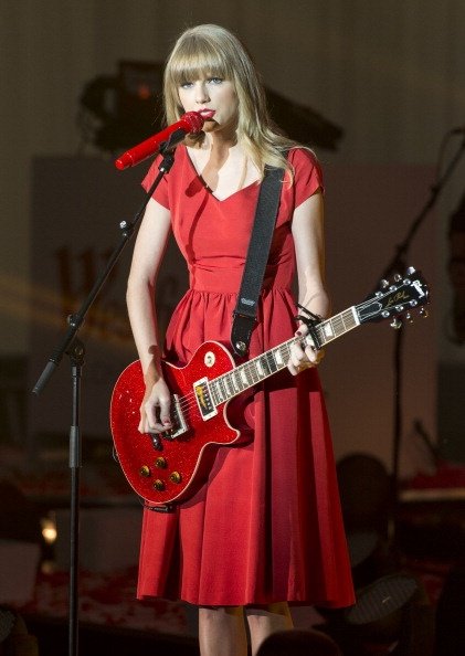 Taylor Swift at Westfield London Christmas Lights Ceremony — photo 199
