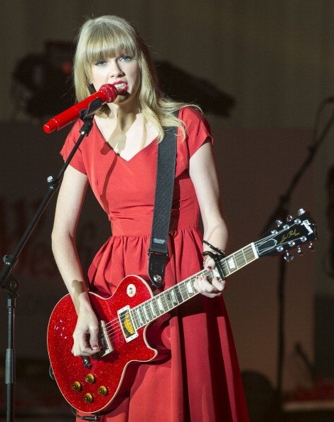 Taylor Swift at Westfield London Christmas Lights Ceremony — photo 200