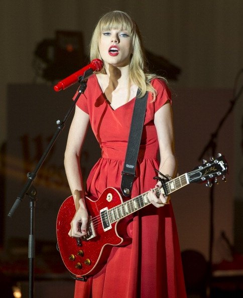 Taylor Swift at Westfield London Christmas Lights Ceremony — photo 205