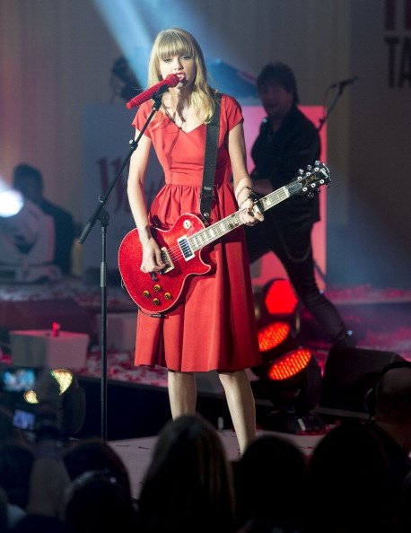 Taylor Swift at Westfield London Christmas Lights Ceremony — photo 208