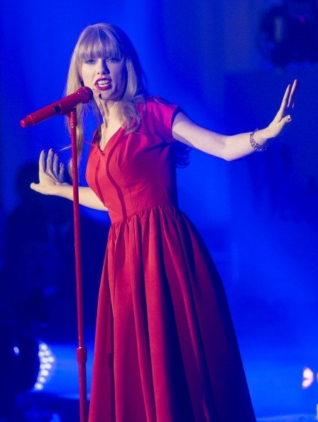 Taylor Swift at Westfield London Christmas Lights Ceremony — photo 209