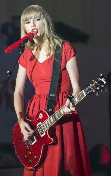 Taylor Swift at Westfield London Christmas Lights Ceremony — photo 211