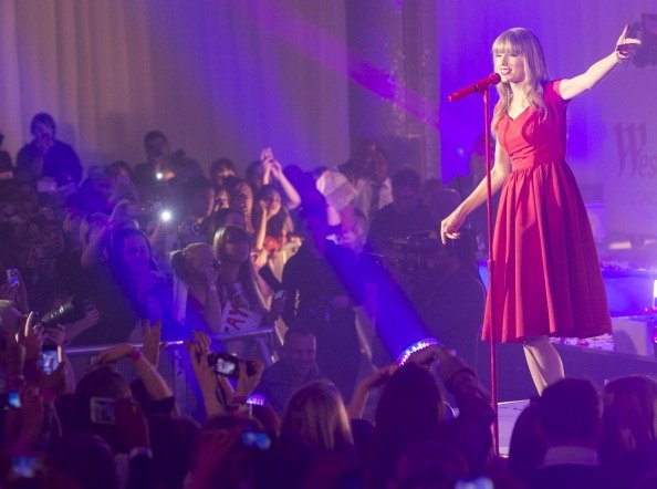 Taylor Swift at Westfield London Christmas Lights Ceremony — photo 213