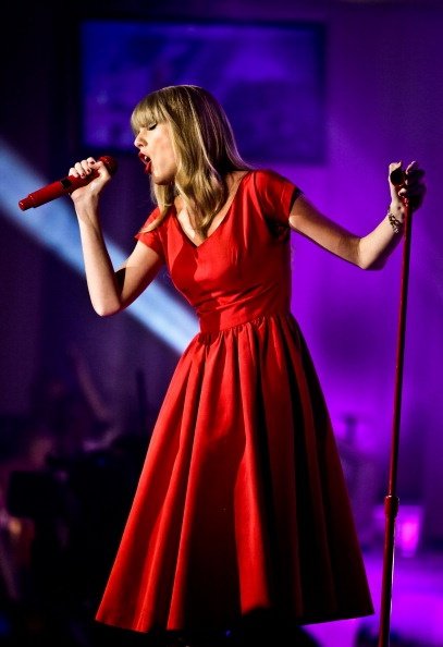 Taylor Swift at Westfield London Christmas Lights Ceremony — photo 215