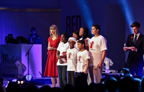 Taylor Swift at Westfield London Christmas Lights Ceremony — photo 217