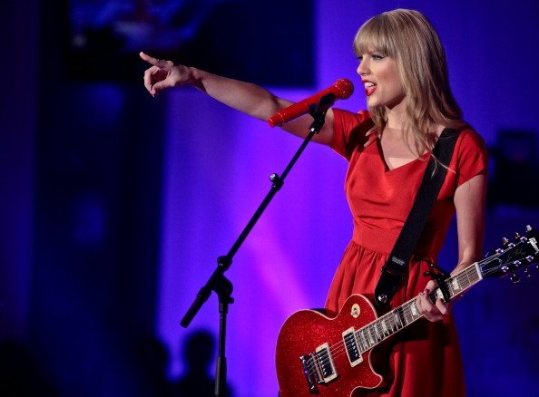 Taylor Swift at Westfield London Christmas Lights Ceremony — photo 220