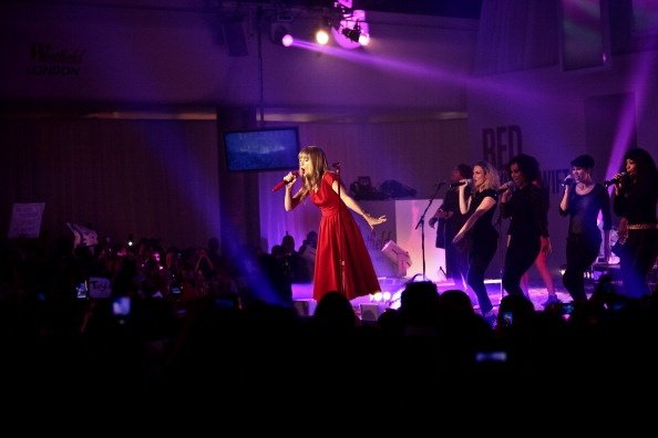 Taylor Swift at Westfield London Christmas Lights Ceremony — photo 221