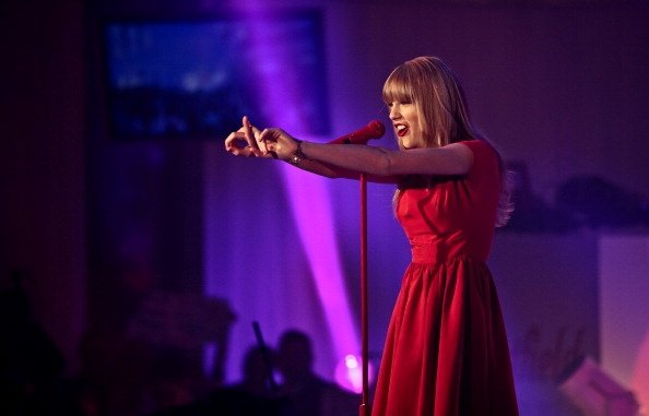 Taylor Swift at Westfield London Christmas Lights Ceremony — photo 223
