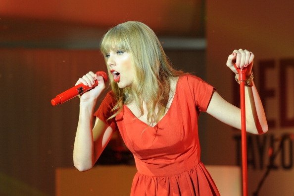 Taylor Swift at Westfield London Christmas Lights Ceremony — photo 232