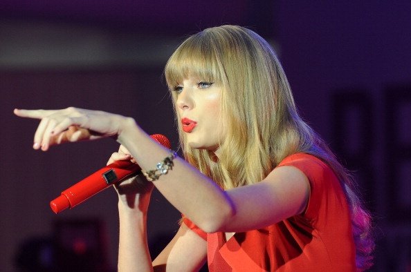 Taylor Swift at Westfield London Christmas Lights Ceremony — photo 234