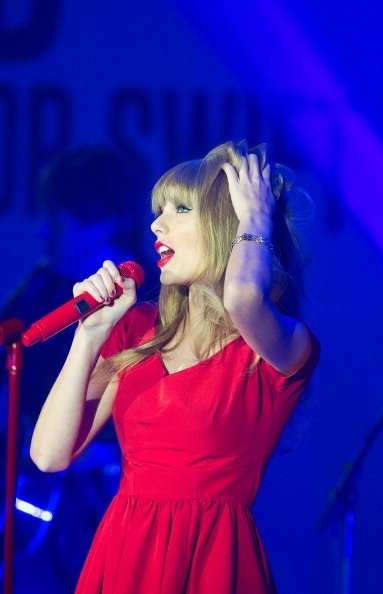 Taylor Swift at Westfield London Christmas Lights Ceremony — photo 243