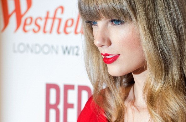 Taylor Swift at Westfield London Christmas Lights Ceremony — photo 244