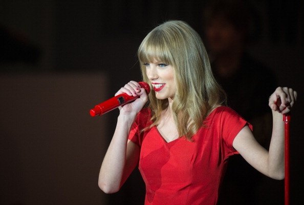 Taylor Swift at Westfield London Christmas Lights Ceremony — photo 245