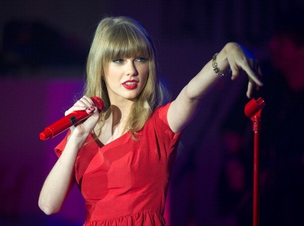 Taylor Swift at Westfield London Christmas Lights Ceremony — photo 247