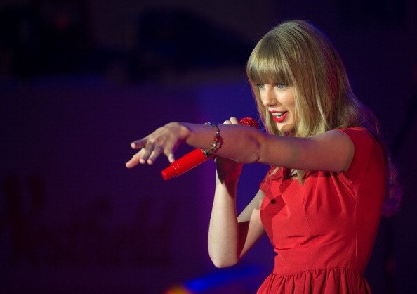 Taylor Swift at Westfield London Christmas Lights Ceremony — photo 248