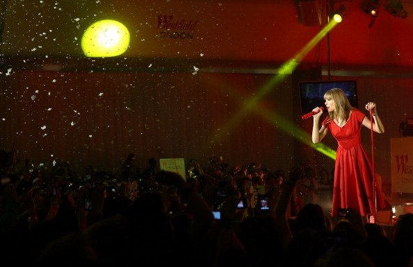 Taylor Swift at Westfield London Christmas Lights Ceremony — photo 251