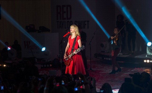 Taylor Swift at Westfield London Christmas Lights Ceremony — photo 252