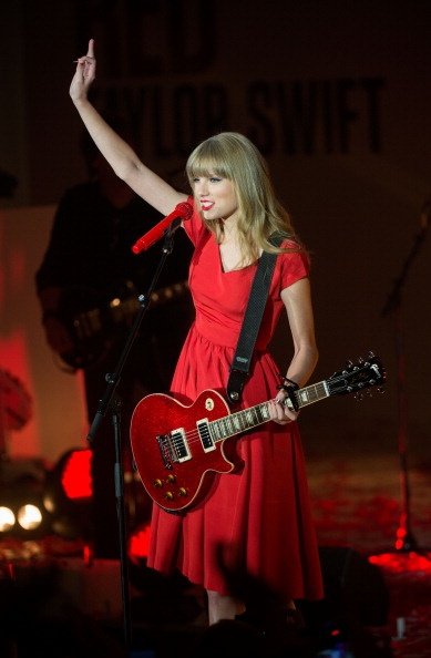 Taylor Swift at Westfield London Christmas Lights Ceremony — photo 253