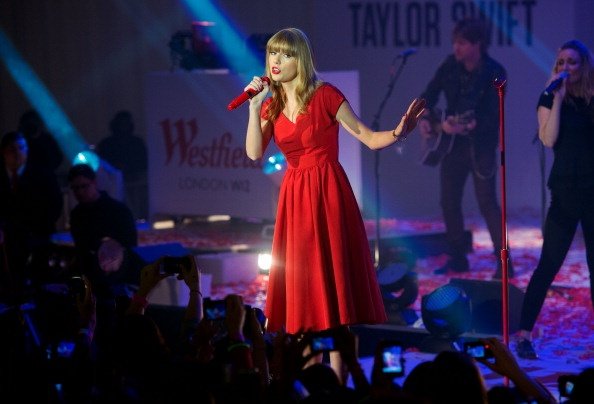 Taylor Swift at Westfield London Christmas Lights Ceremony — photo 255