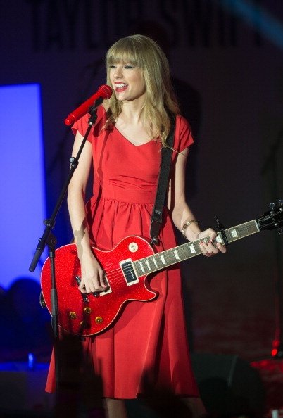Taylor Swift at Westfield London Christmas Lights Ceremony — photo 256