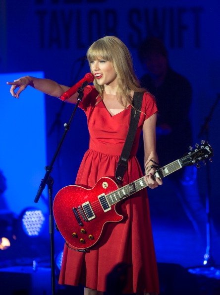 Taylor Swift at Westfield London Christmas Lights Ceremony — photo 257