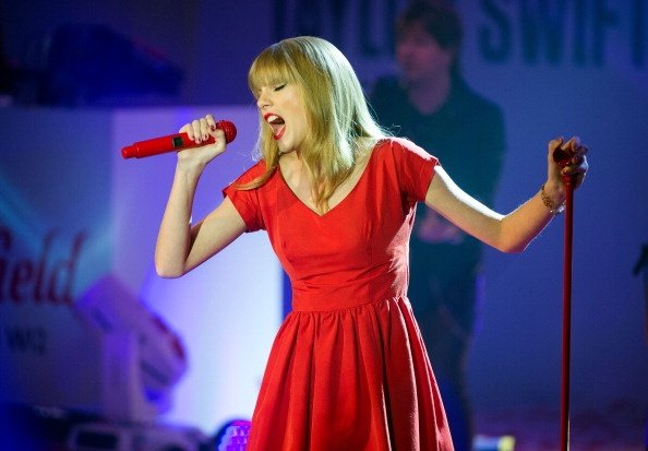 Taylor Swift at Westfield London Christmas Lights Ceremony — photo 264