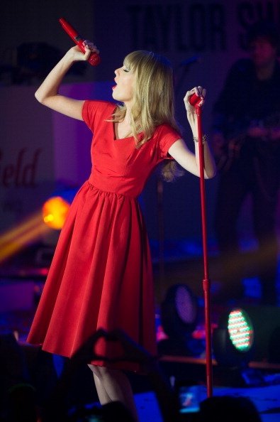 Taylor Swift at Westfield London Christmas Lights Ceremony — photo 273