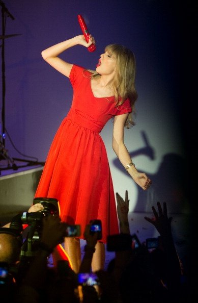 Taylor Swift at Westfield London Christmas Lights Ceremony — photo 279