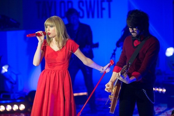 Taylor Swift at Westfield London Christmas Lights Ceremony — photo 282