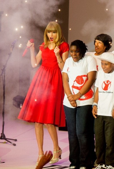 Taylor Swift at Westfield London Christmas Lights Ceremony — photo 284