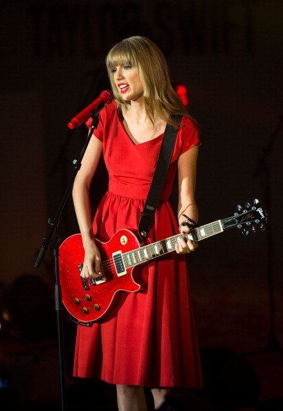 Taylor Swift at Westfield London Christmas Lights Ceremony — photo 286