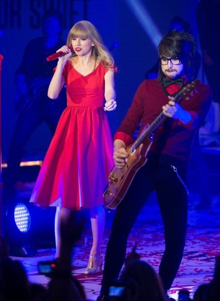 Taylor Swift at Westfield London Christmas Lights Ceremony — photo 288