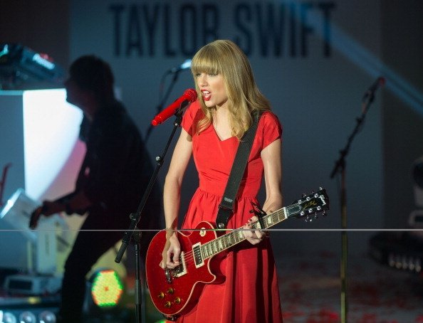 Taylor Swift at Westfield London Christmas Lights Ceremony — photo 289