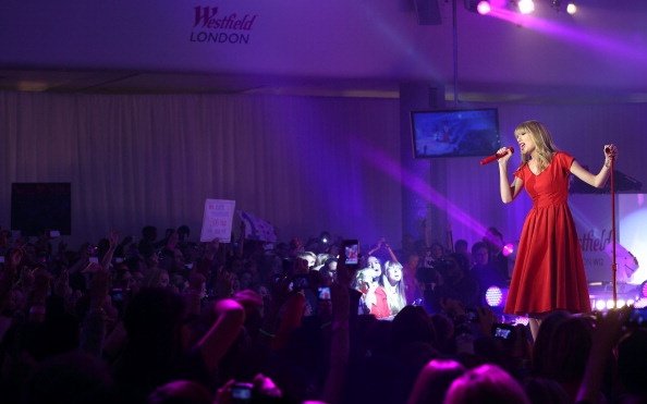 Taylor Swift at Westfield London Christmas Lights Ceremony — photo 290