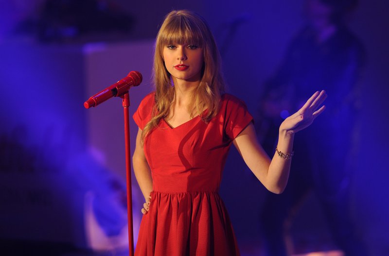 Taylor Swift at Westfield London Christmas Lights Ceremony — photo 291