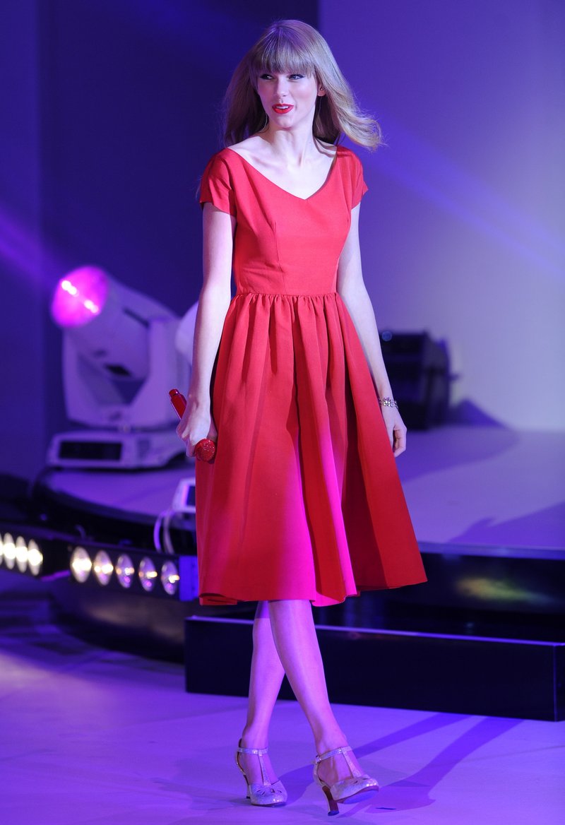 Taylor Swift at Westfield London Christmas Lights Ceremony — photo 304