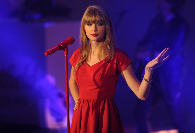 Taylor Swift at Westfield London Christmas Lights Ceremony — photo 310