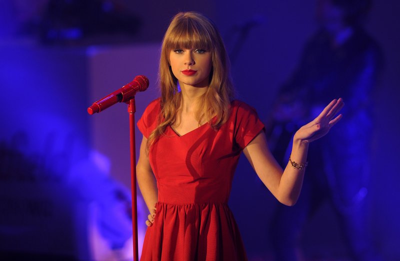 Taylor Swift at Westfield London Christmas Lights Ceremony — photo 311