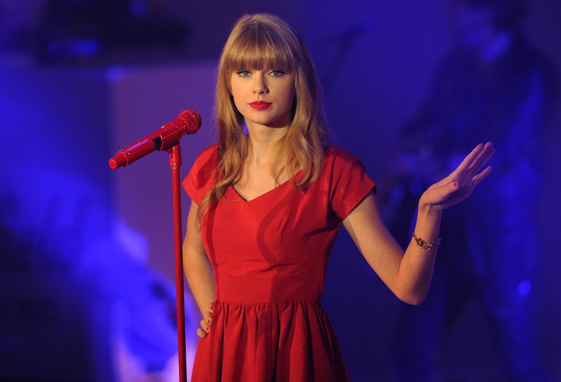 Taylor Swift at Westfield London Christmas Lights Ceremony — photo 312