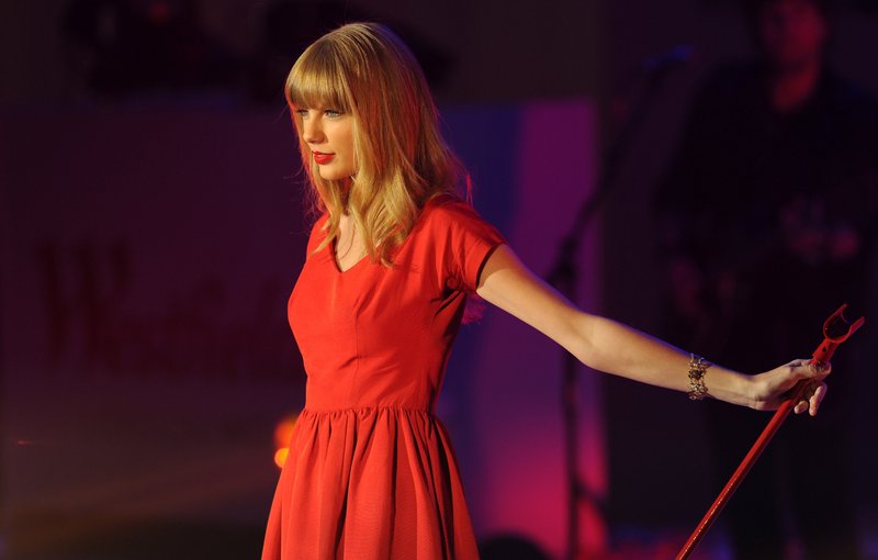 Taylor Swift at Westfield London Christmas Lights Ceremony — photo 318