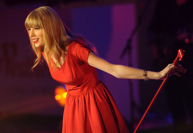 Taylor Swift at Westfield London Christmas Lights Ceremony — photo 319