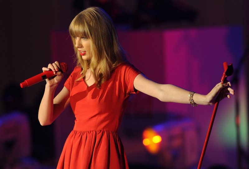 Taylor Swift at Westfield London Christmas Lights Ceremony — photo 320