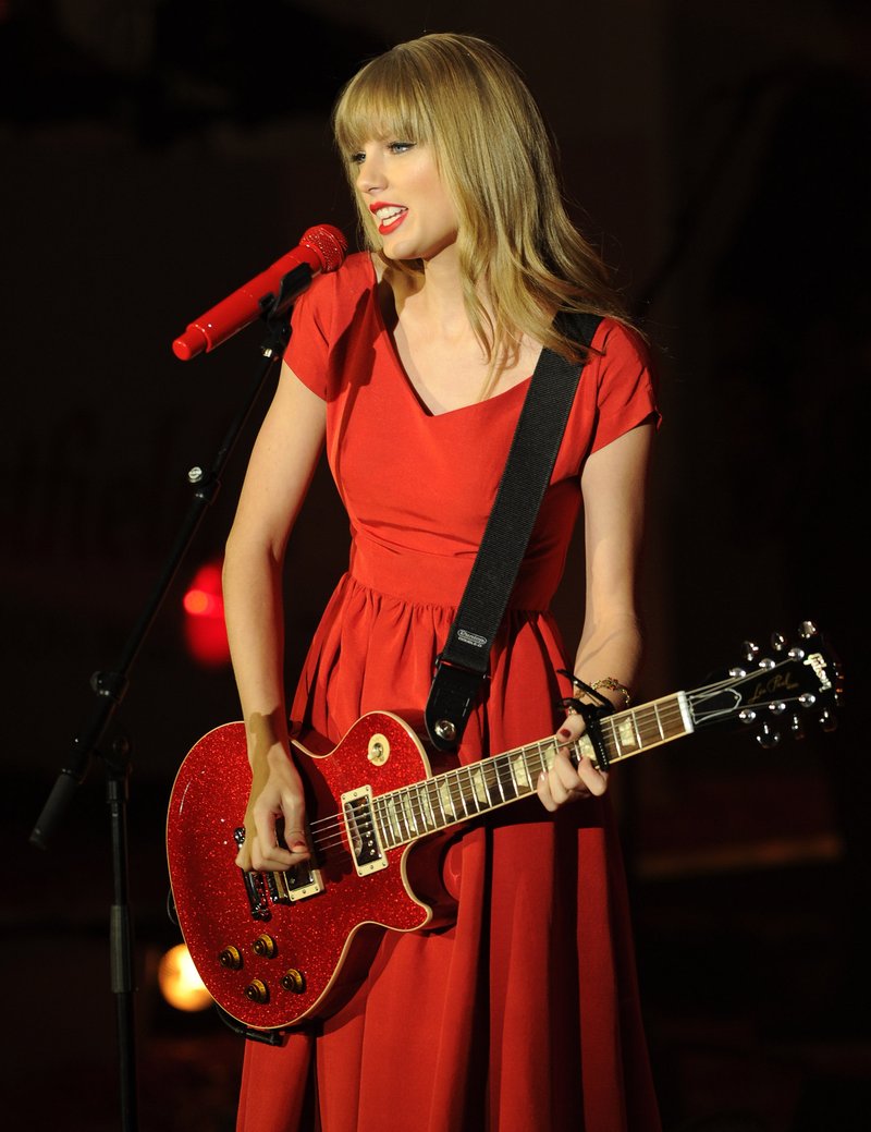 Taylor Swift at Westfield London Christmas Lights Ceremony — photo 334