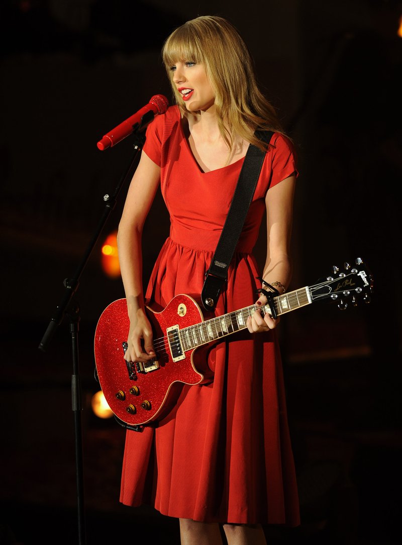 Taylor Swift at Westfield London Christmas Lights Ceremony — photo 335