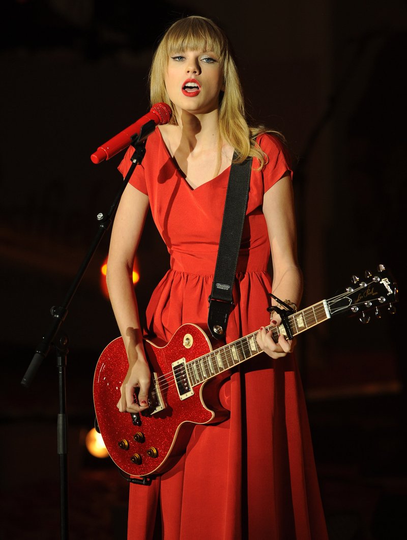 Taylor Swift at Westfield London Christmas Lights Ceremony — photo 336