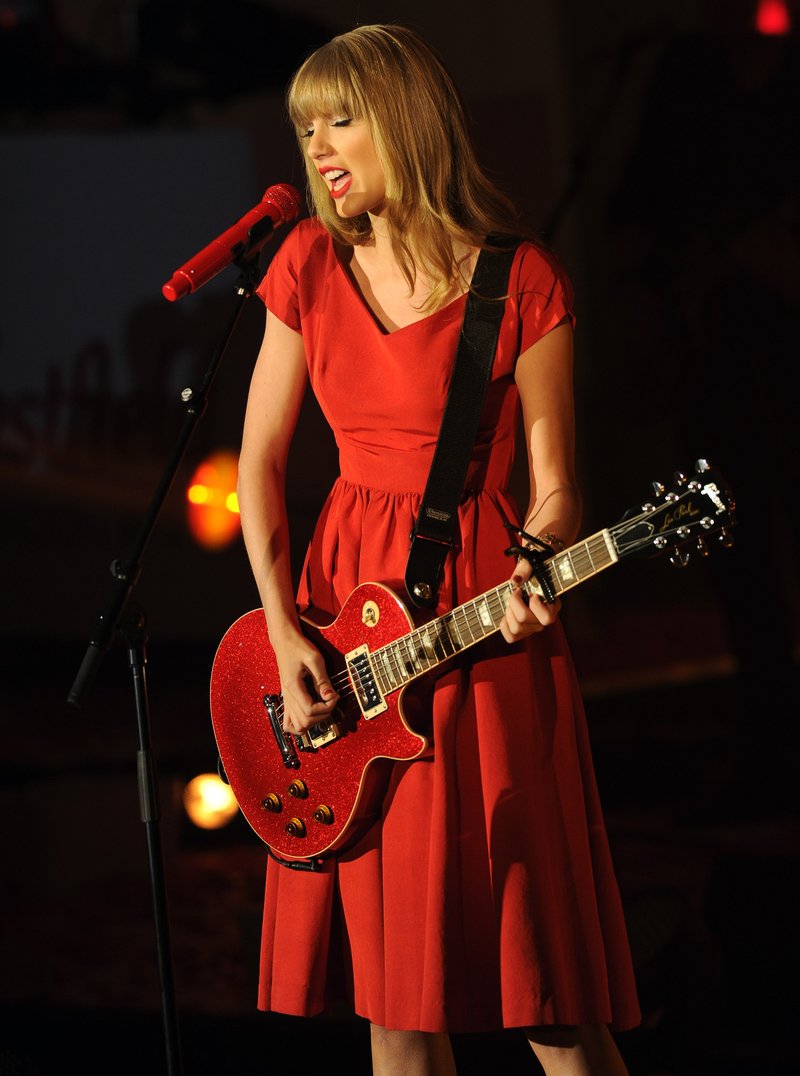 Taylor Swift at Westfield London Christmas Lights Ceremony — photo 338