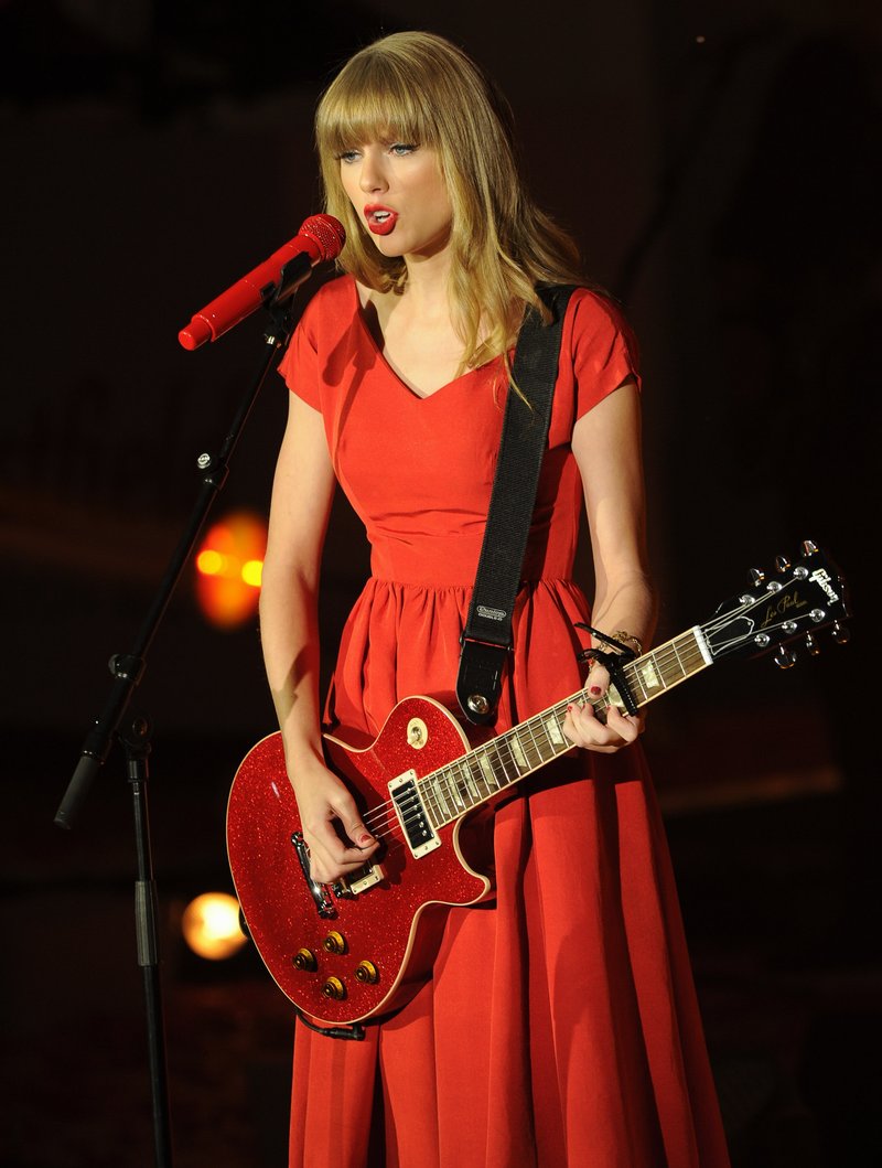 Taylor Swift at Westfield London Christmas Lights Ceremony — photo 339